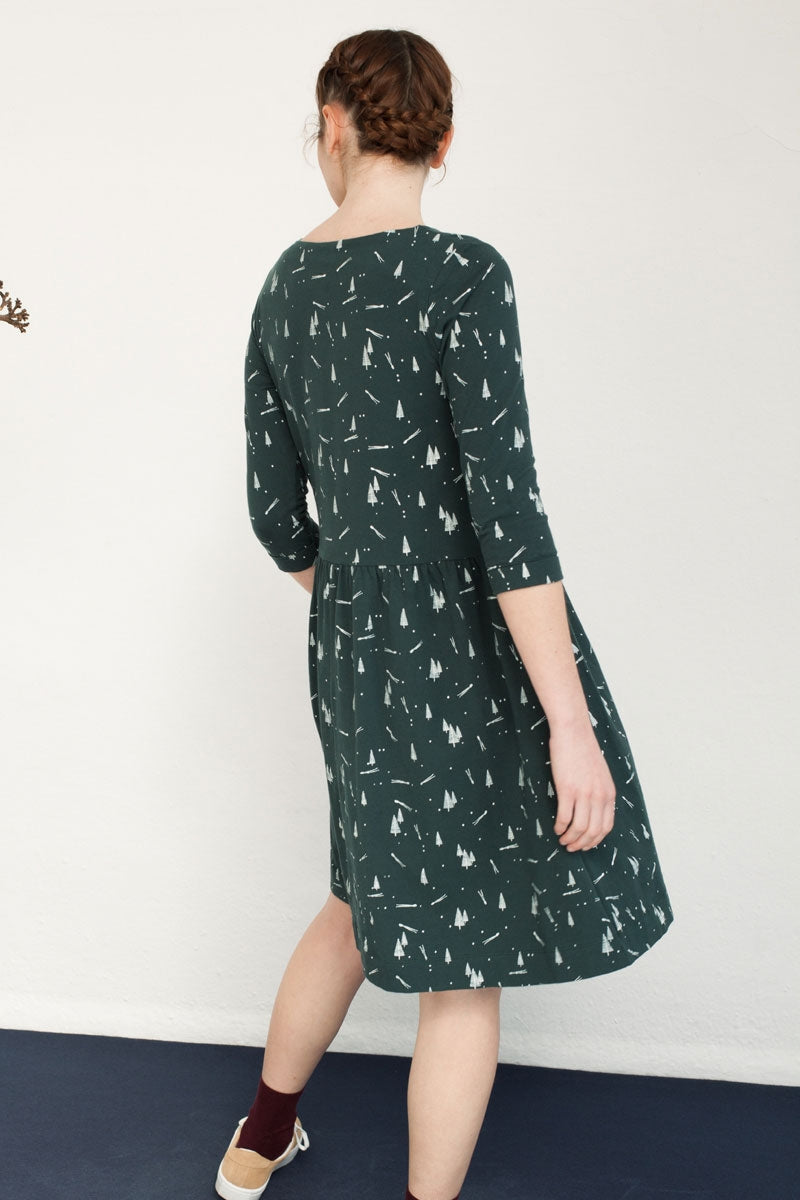 Vestido Nora oversize con bolsillos y estampado pinos.