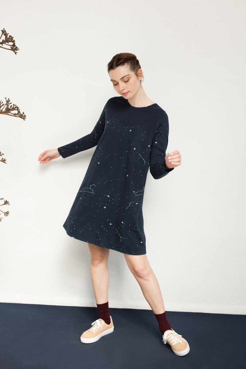 Vestido Nura evasé estampado constelaciones.